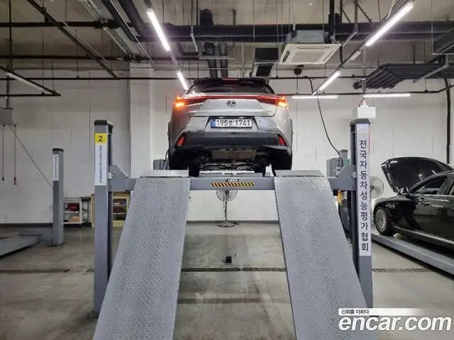 Lexus UX 2022 2.0 автомат (гидро), миниатюра 2