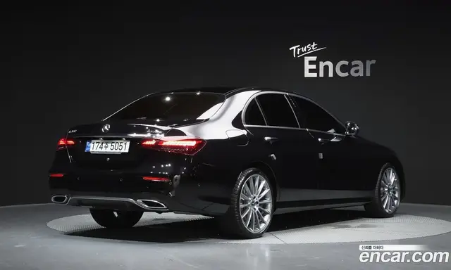 Mercedes-Benz E-Class 2022 2.0 автомат (гидро), миниатюра 2