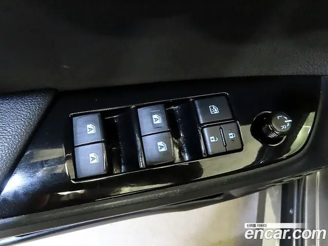 Toyota Prius 2016 1.8 автомат (вариатор), миниатюра 2