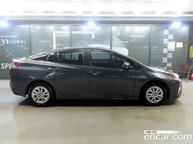 Toyota Prius 2016 1.8 автомат (вариатор), миниатюра 11