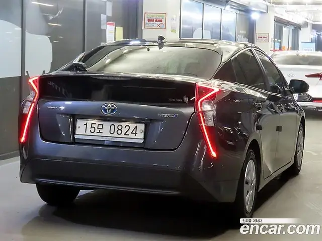 Toyota Prius 2016 1.8 автомат (вариатор), миниатюра 12