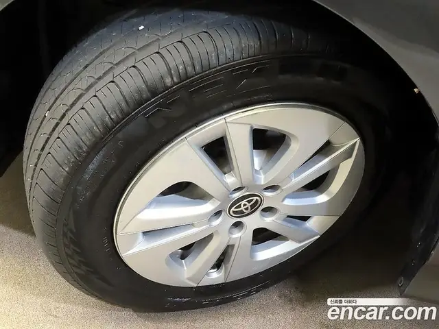 Toyota Prius 2016 1.8 автомат (вариатор), миниатюра 8