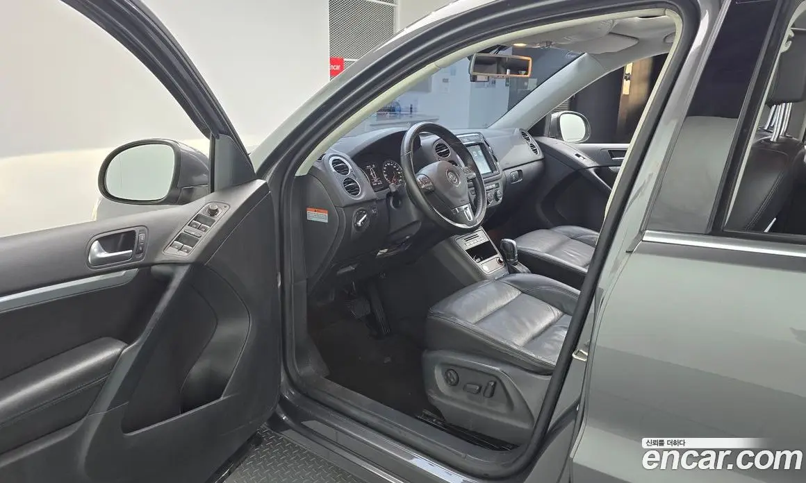 Volkswagen Tiguan 2015 2.0 автомат (гидро), фото 10