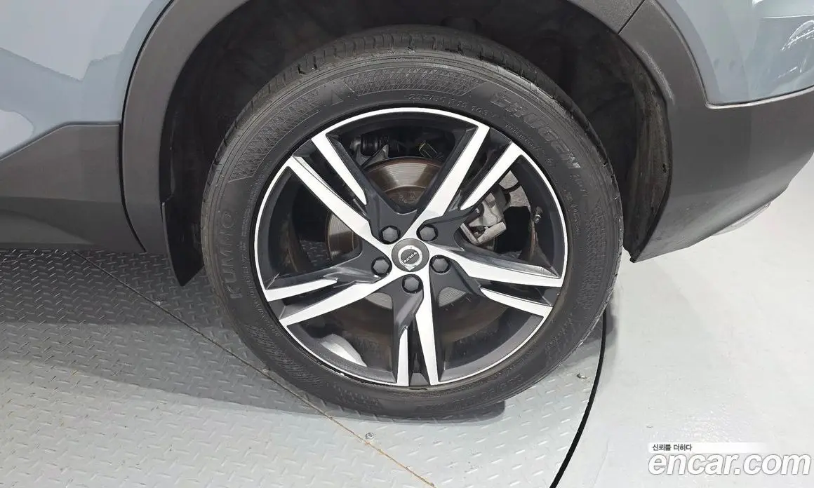 Volvo XC40 2019 2.0 автомат (гидро), фото 6