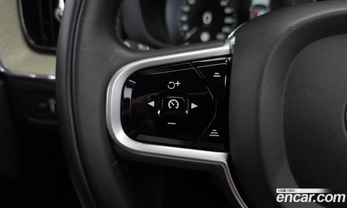 Volvo XC60 2018 2.0 автомат (гидро), фото 18