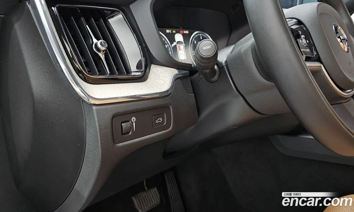 Volvo XC60 2019 2.0 автомат (гидро), фото 20