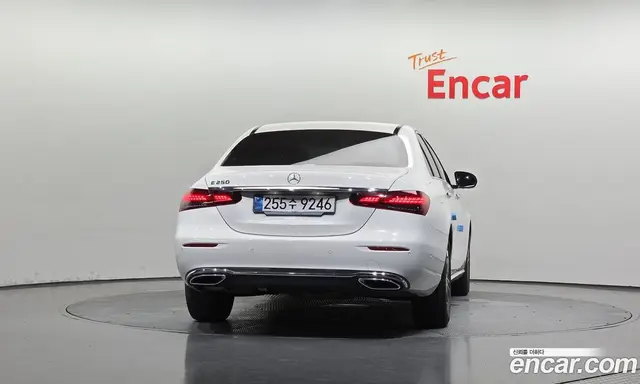 Mercedes-Benz E-Class 2023 2.0 автомат (гидро), миниатюра 4