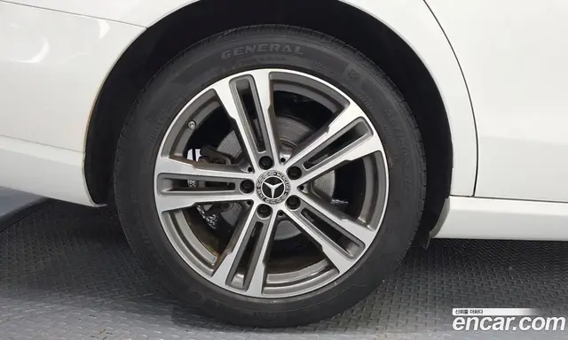 Mercedes-Benz E-Class 2023 2.0 автомат (гидро), миниатюра 5