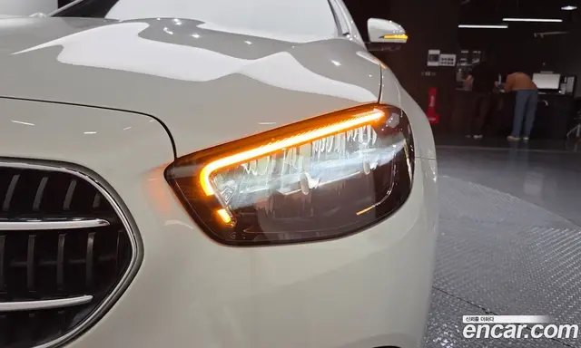 Mercedes-Benz E-Class 2023 2.0 автомат (гидро), миниатюра 8