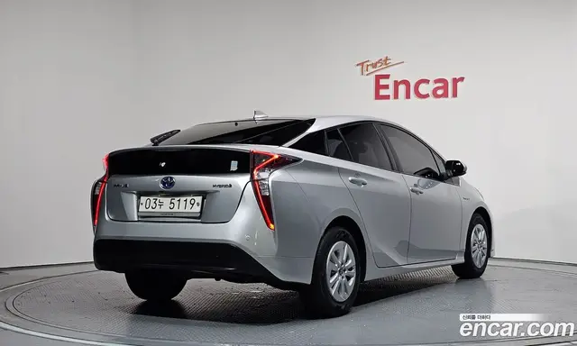 Toyota Prius 2017 1.8 автомат (гидро), миниатюра 2