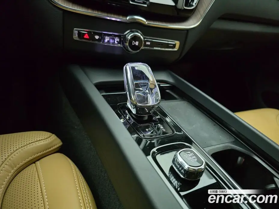 Volvo XC60 2023 2.0 автомат (гидро), фото 9