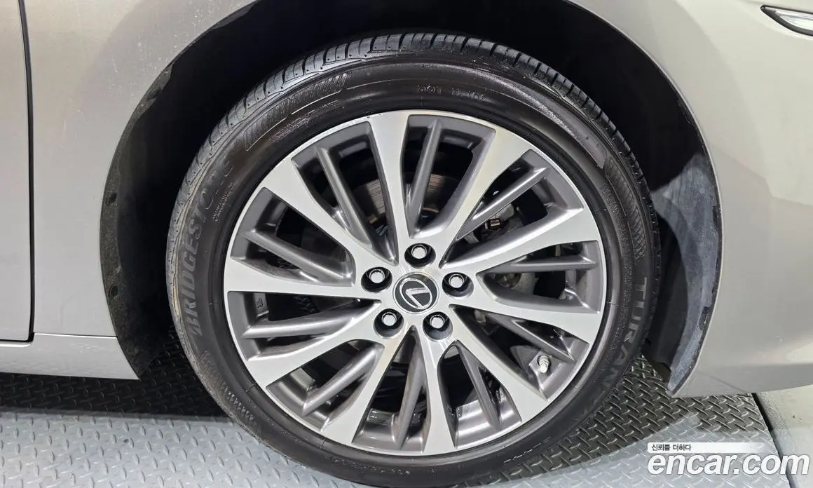 Lexus ES 2018 2.5 автомат (гидро), фото 5