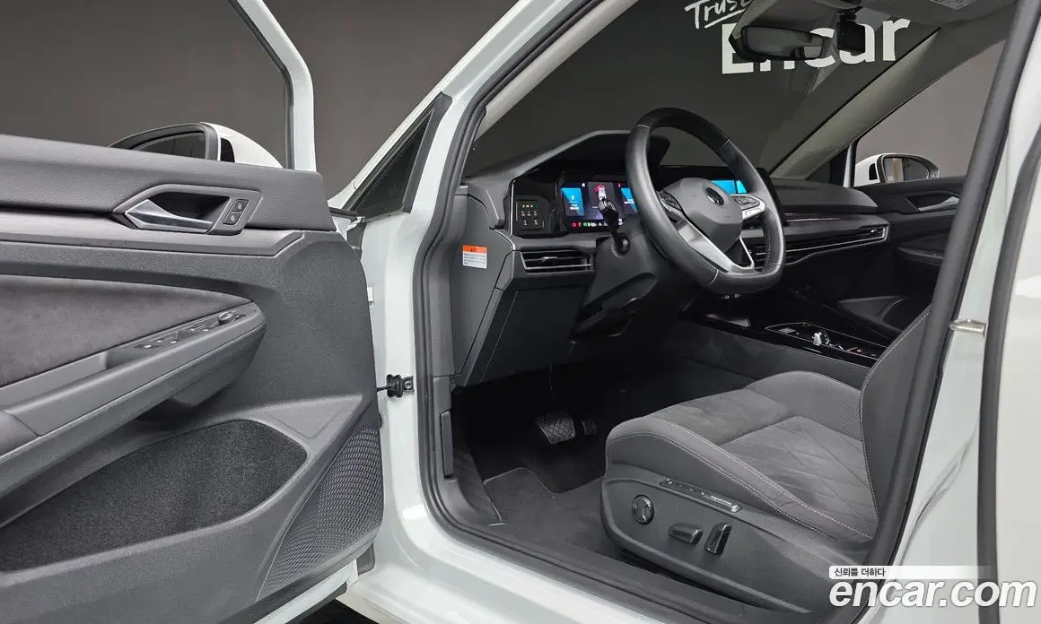 Volkswagen Golf 2023 2.0 автомат (гидро), фото 13