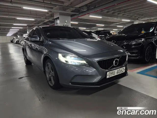 Volvo V40 2018 2.0 автомат (гидро), миниатюра 1