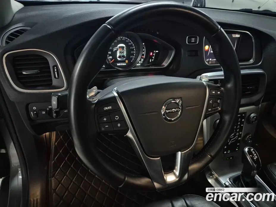 Volvo V40 2018 2.0 автомат (гидро), фото 11