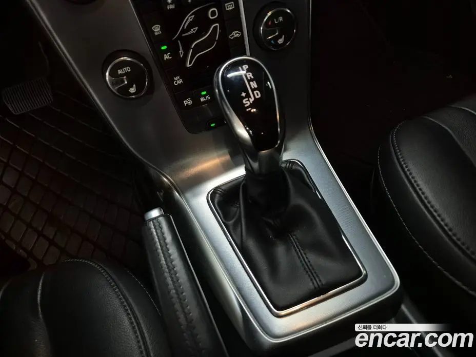Volvo V40 2018 2.0 автомат (гидро), фото 12