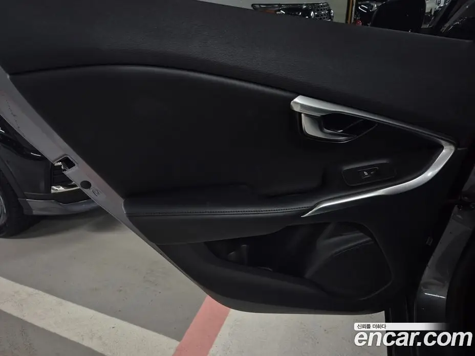 Volvo V40 2018 2.0 автомат (гидро), фото 19