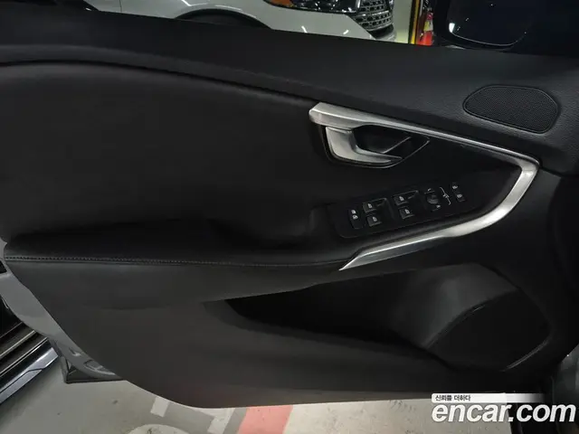 Volvo V40 2018 2.0 автомат (гидро), миниатюра 6