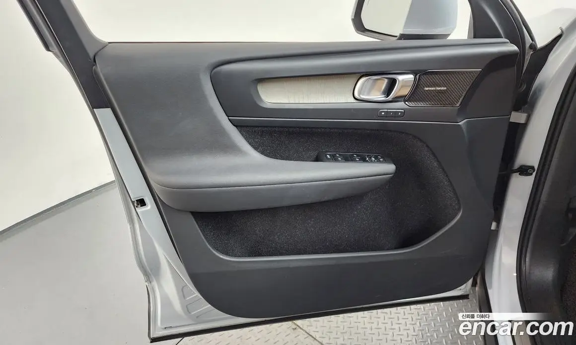 Volvo XC40 2019 2.0 автомат (гидро), фото 14