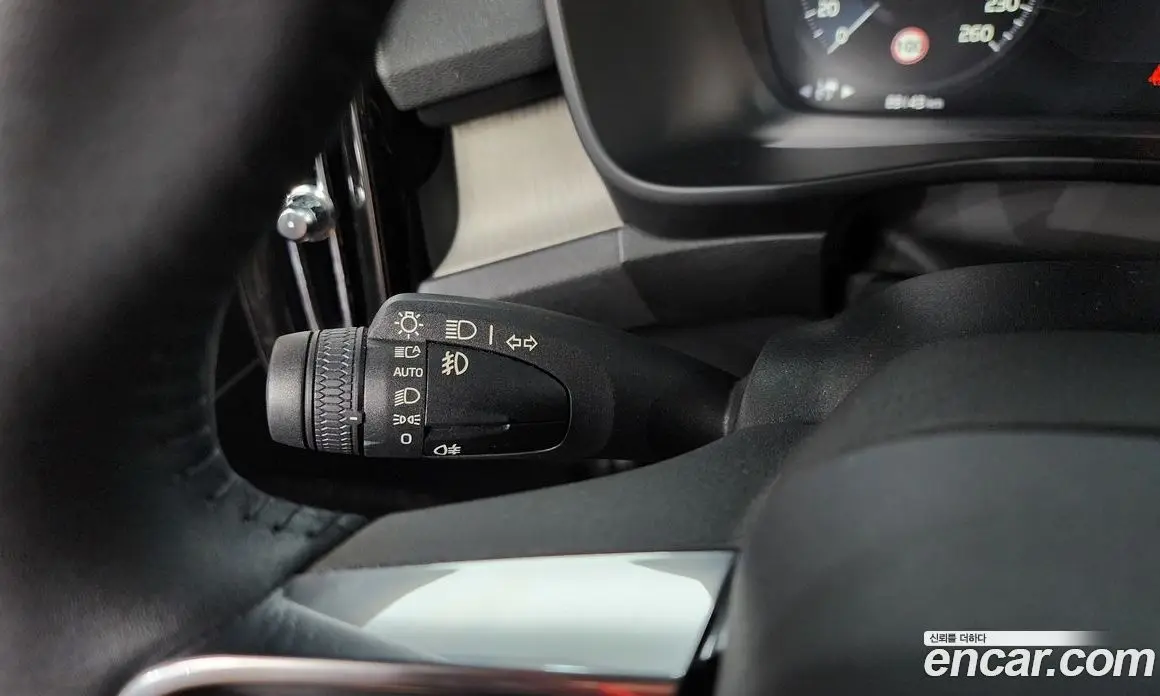 Volvo XC40 2019 2.0 автомат (гидро), фото 22