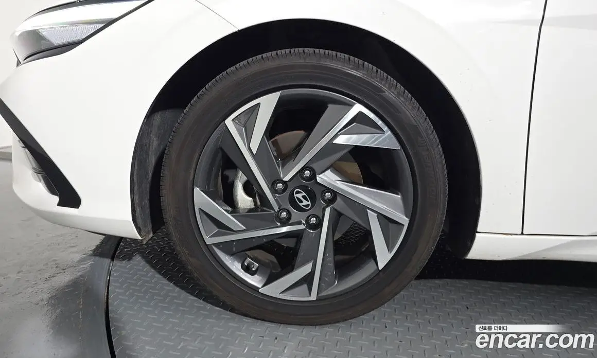 Hyundai Avante 2024 1.6 автомат (гидро), фото 5