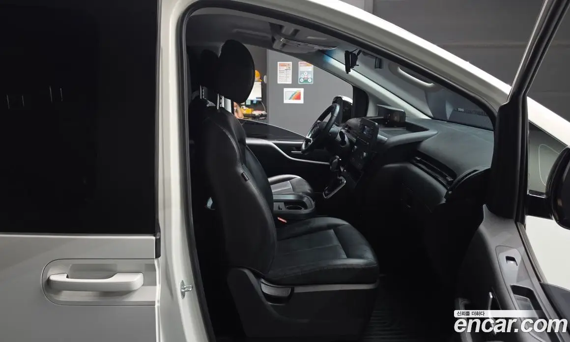 Hyundai Staria 2023 2.2 автомат (гидро), фото 17