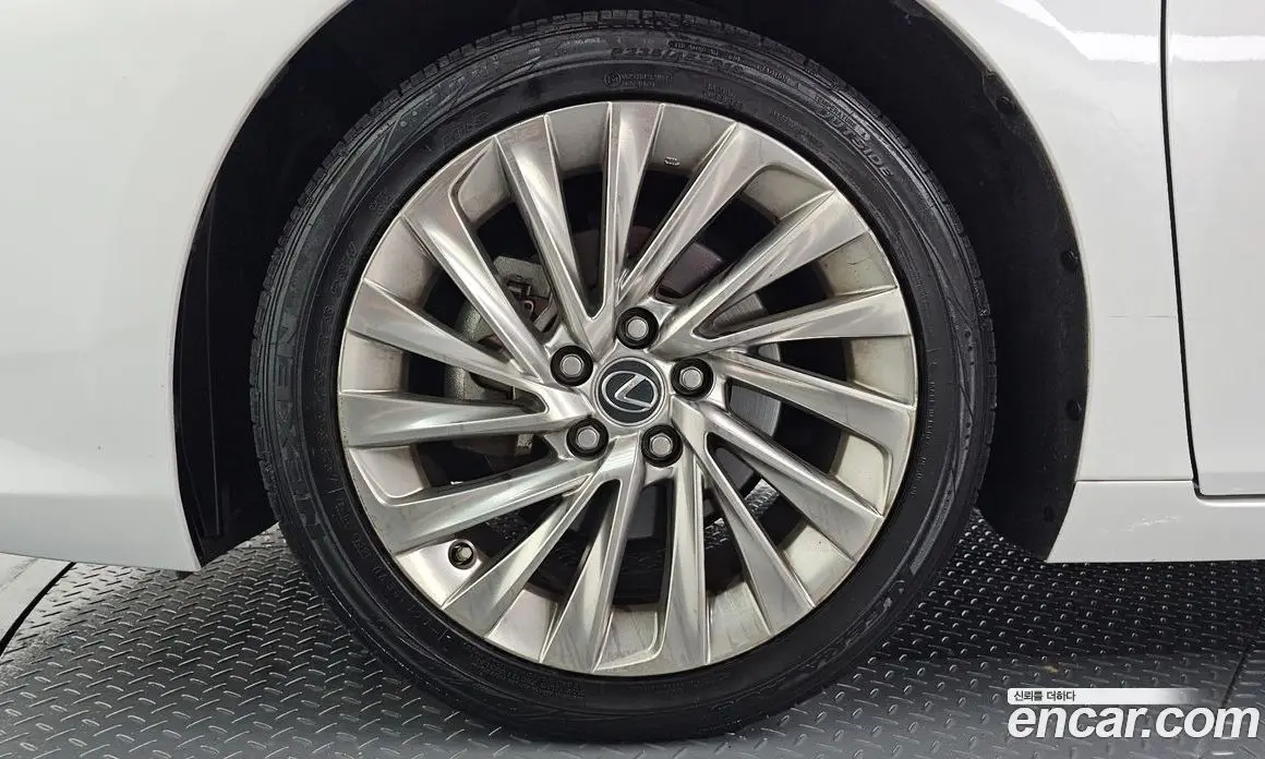 Lexus ES 2019 2.5 автомат (гидро), фото 5