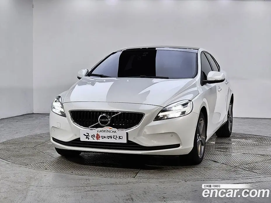 Volvo V40 2018 2.0 автомат (гидро), фото 3