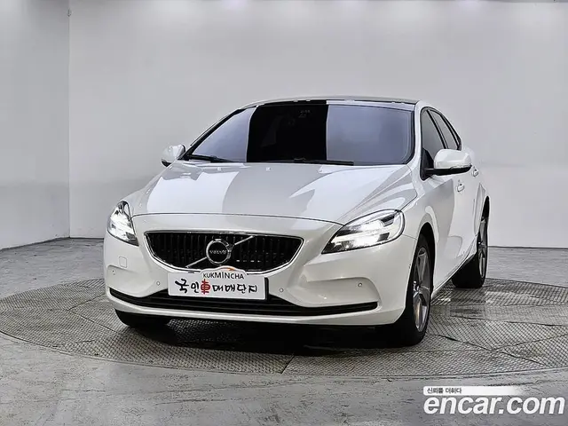 Volvo V40 2018 2.0 автомат (гидро), миниатюра 3