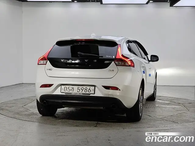 Volvo V40 2018 2.0 автомат (гидро), миниатюра 4
