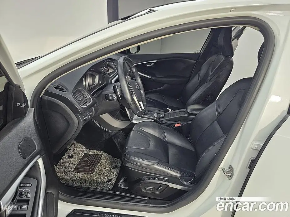 Volvo V40 2018 2.0 автомат (гидро), фото 10