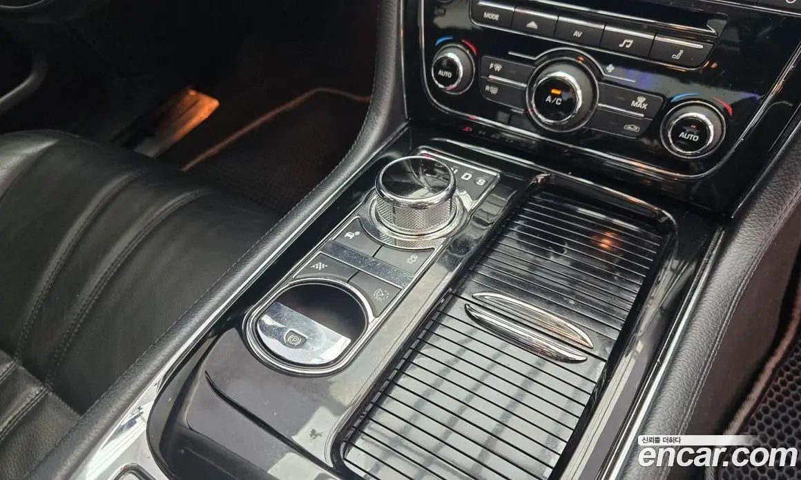 Jaguar XJ 2015 2.0 автомат (гидро), фото 17
