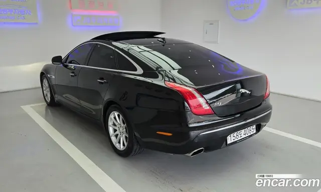 Jaguar XJ 2015 2.0 автомат (гидро), миниатюра 3