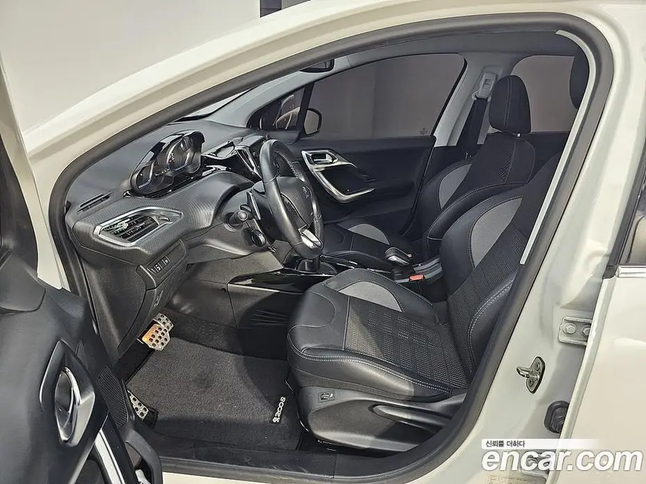Peugeot 2008 2018 1.6 автомат (гидро), фото 10