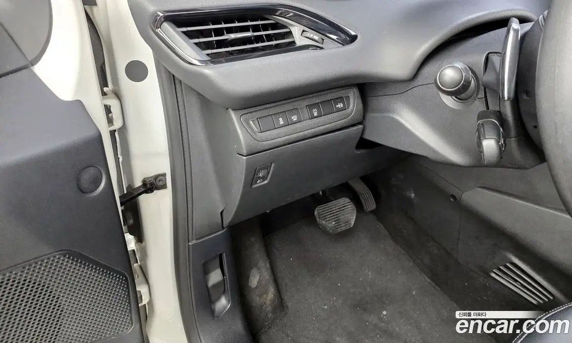 Peugeot 208 2015 1.4 автомат (гидро), фото 16 Peugeot 208 2015 1.4 автомат (гидро), фото 16