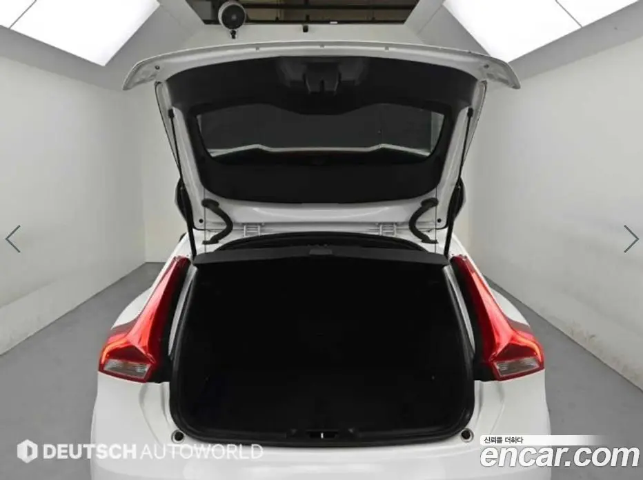 Volvo V40 2016 2.0 автомат (гидро), фото 19
