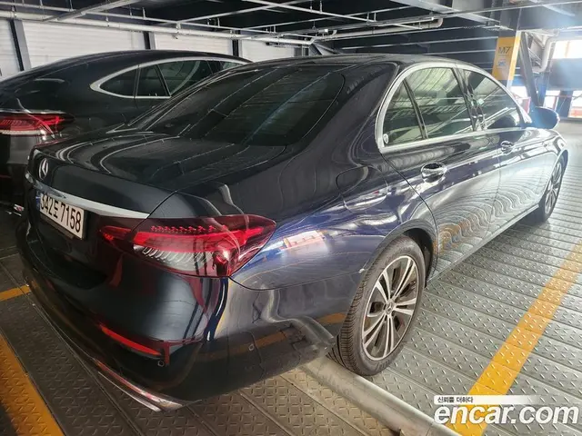 Mercedes-Benz E-Class 2022 2.0 автомат (гидро), миниатюра 2