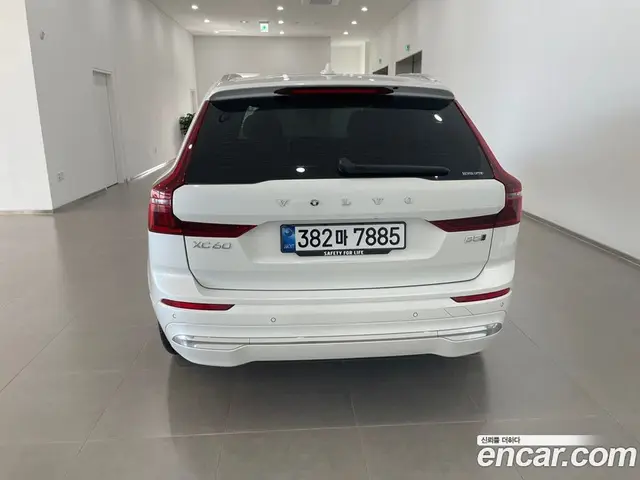 Volvo XC60 2025 2.0 автомат (гидро), миниатюра 4
