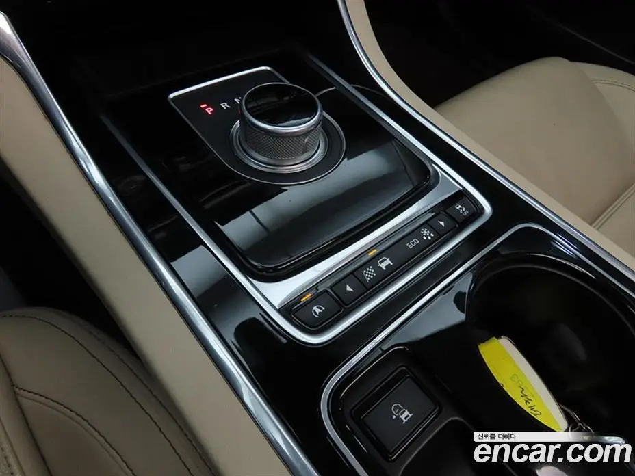 Jaguar XE 2016 2.0 автомат (гидро), фото 11 Jaguar XE 2016 2.0 автомат (гидро), фото 11