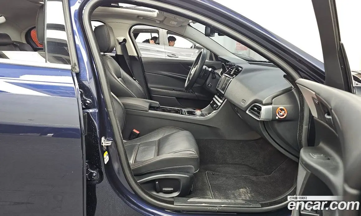Jaguar XE 2015 2.0 автомат (гидро), фото 11 Jaguar XE 2015 2.0 автомат (гидро), фото 11