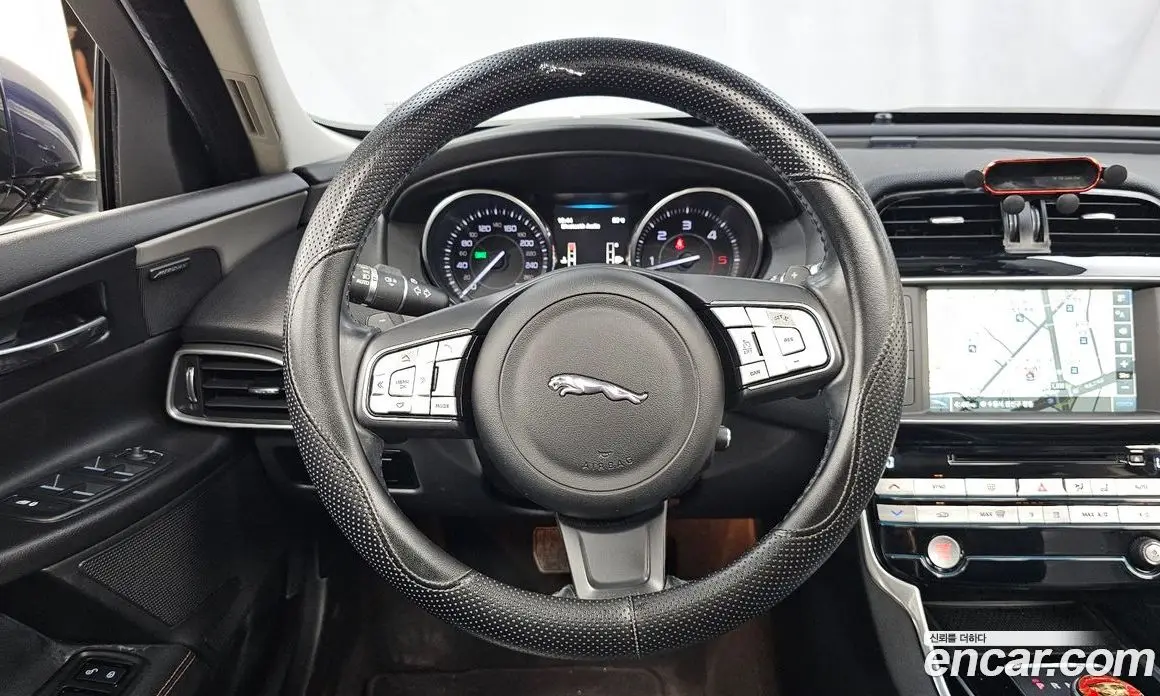 Jaguar XE 2015 2.0 автомат (гидро), фото 13 Jaguar XE 2015 2.0 автомат (гидро), фото 13