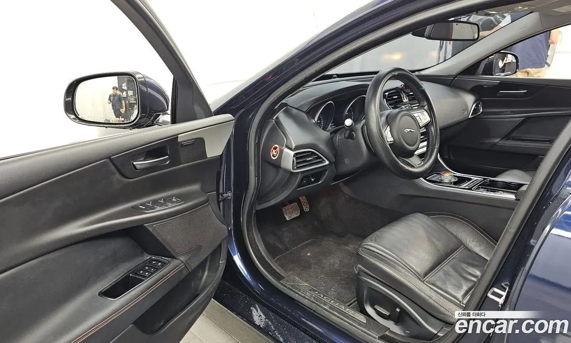 Jaguar XE 2015 2.0 автомат (гидро), фото 10 Jaguar XE 2015 2.0 автомат (гидро), фото 10