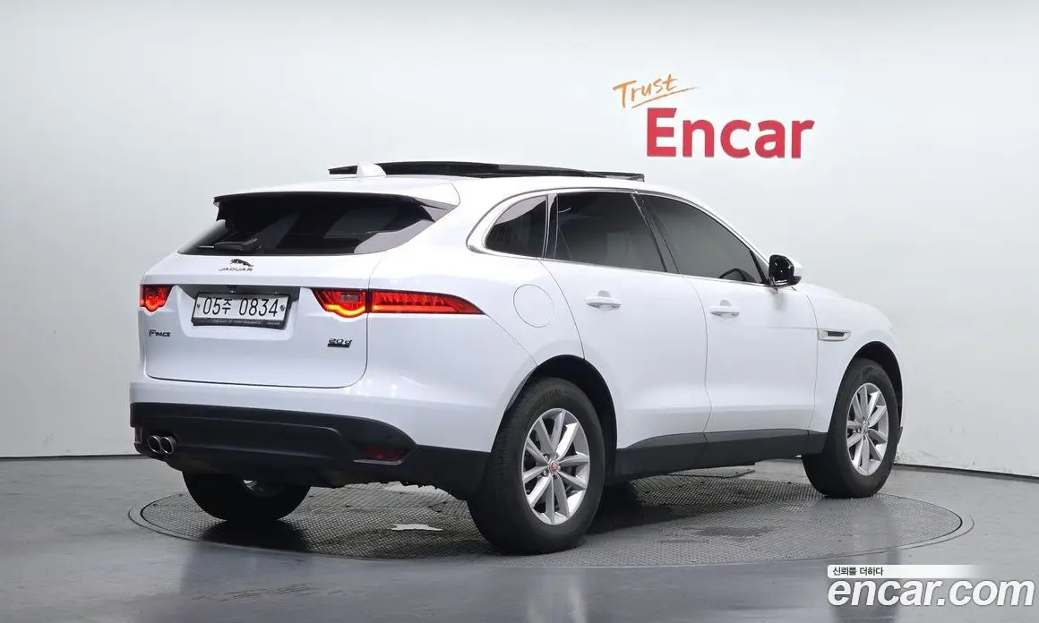 Jaguar F-Pace 2016 2.0 автомат (гидро), фото 2 Jaguar F-Pace 2016 2.0 автомат (гидро), фото 2