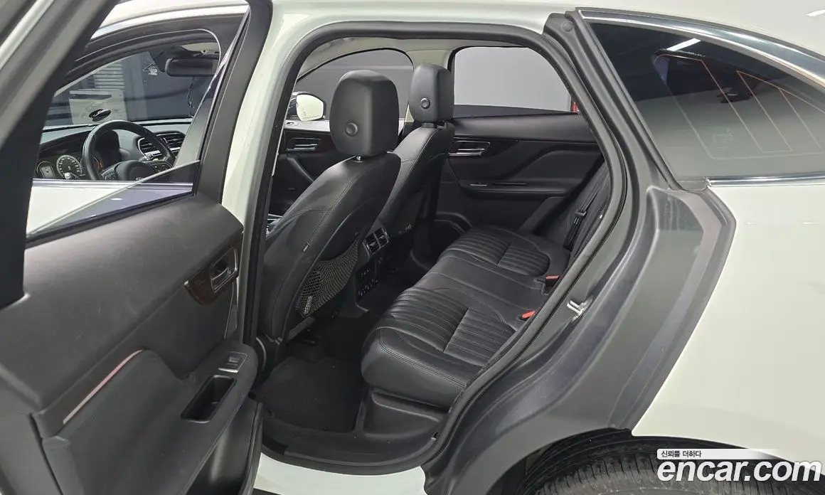 Jaguar F-Pace 2016 2.0 автомат (гидро), фото 11 Jaguar F-Pace 2016 2.0 автомат (гидро), фото 11