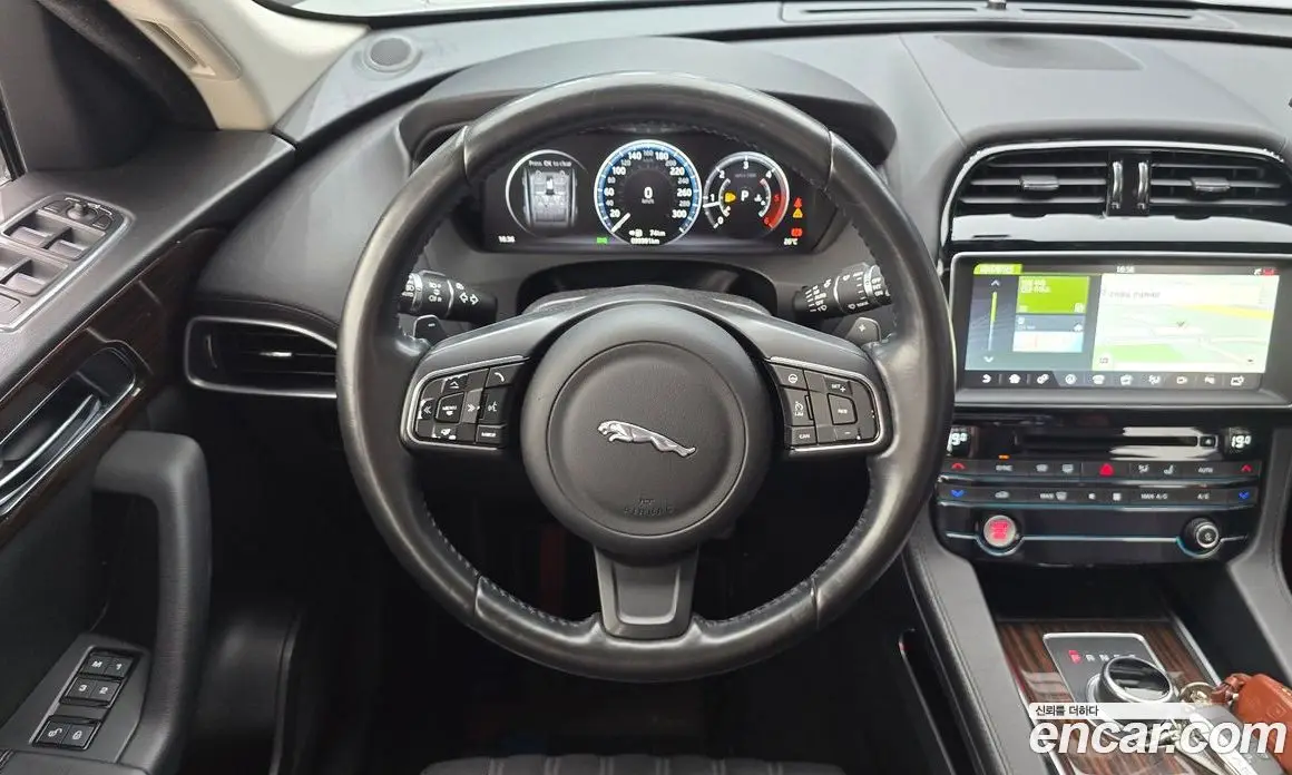 Jaguar F-Pace 2016 2.0 автомат (гидро), фото 13 Jaguar F-Pace 2016 2.0 автомат (гидро), фото 13