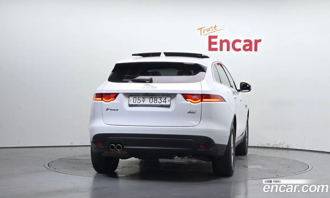 Jaguar F-Pace 2016 2.0 автомат (гидро), фото 4 Jaguar F-Pace 2016 2.0 автомат (гидро), фото 4