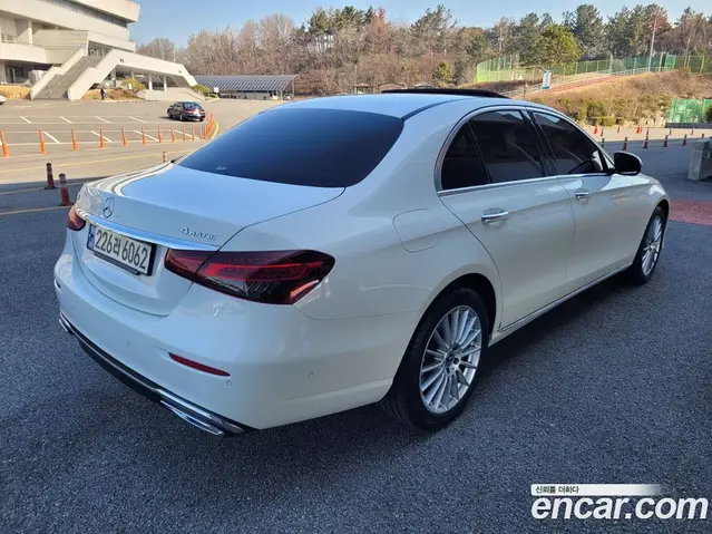 Mercedes-Benz E-Class 2022 2.0 автомат (гидро), миниатюра 2