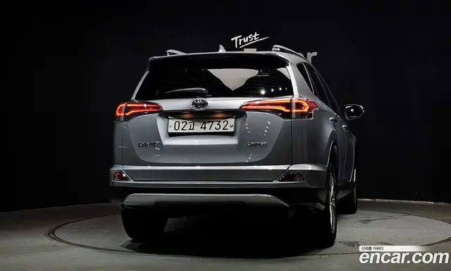 Toyota RAV4 2018 2.5 автомат (гидро), миниатюра 4