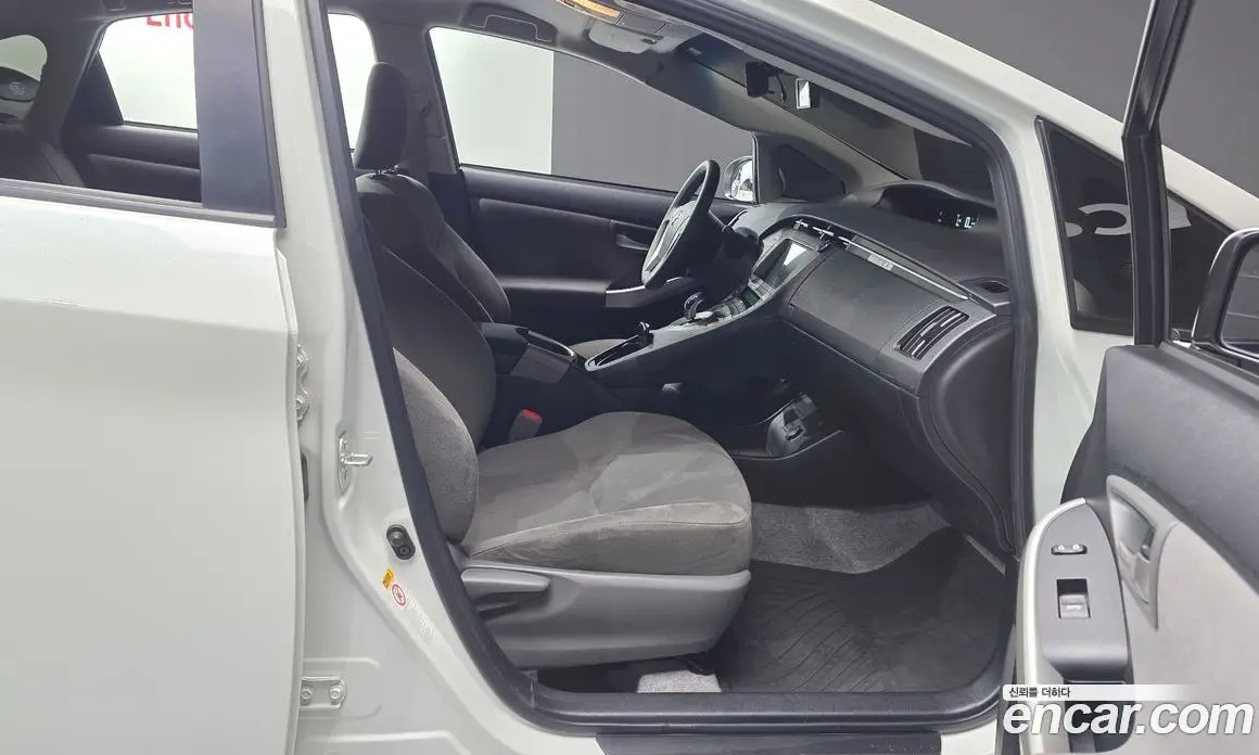 Toyota Prius 2015 1.8 автомат (гидро), фото 11 Toyota Prius 2015 1.8 автомат (гидро), фото 11