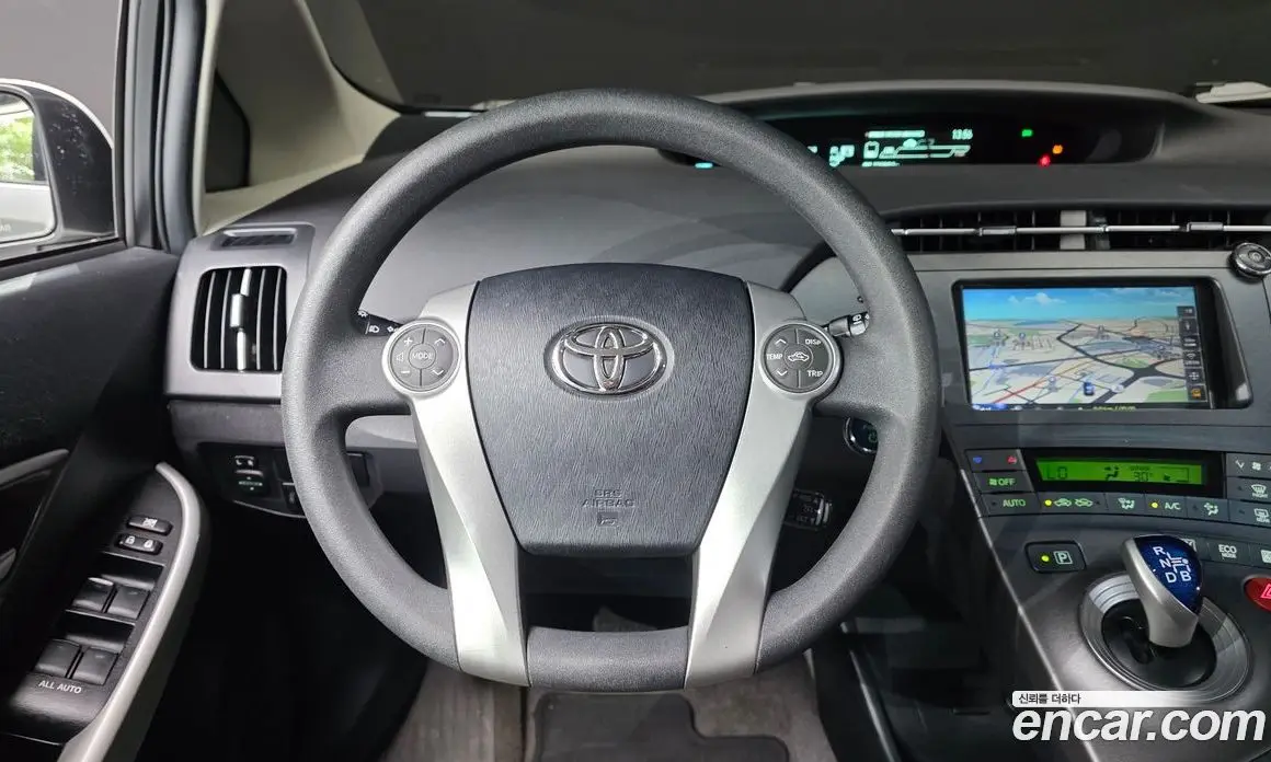 Toyota Prius 2015 1.8 автомат (гидро), фото 15 Toyota Prius 2015 1.8 автомат (гидро), фото 15